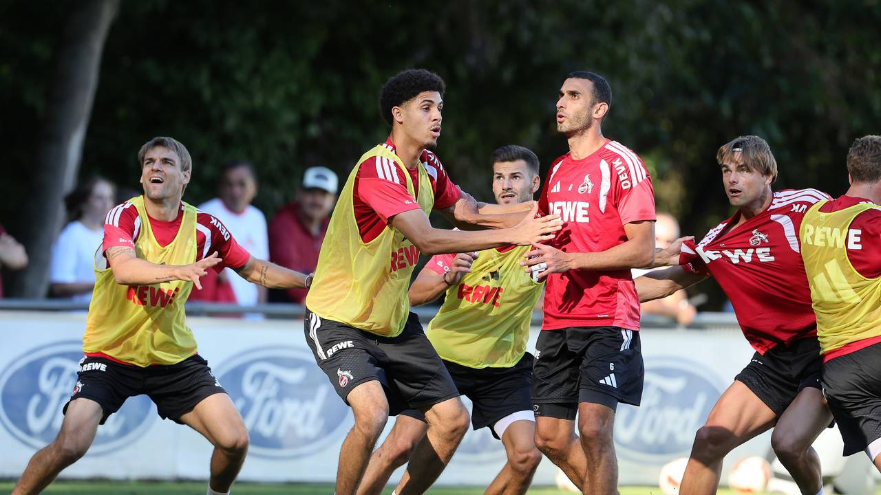 Der 1. FC Köln trainiert Standards.