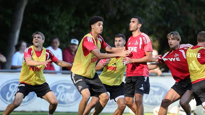Der 1. FC Köln trainiert Standards.