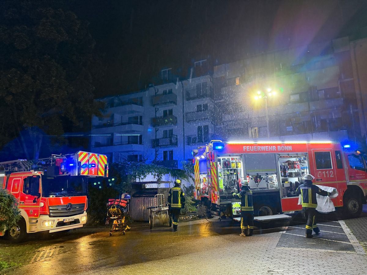 Einsatzkräfte der Feuerwehr stehen vor dem betroffenen Wohnheim in der Bonner Nordstadt.