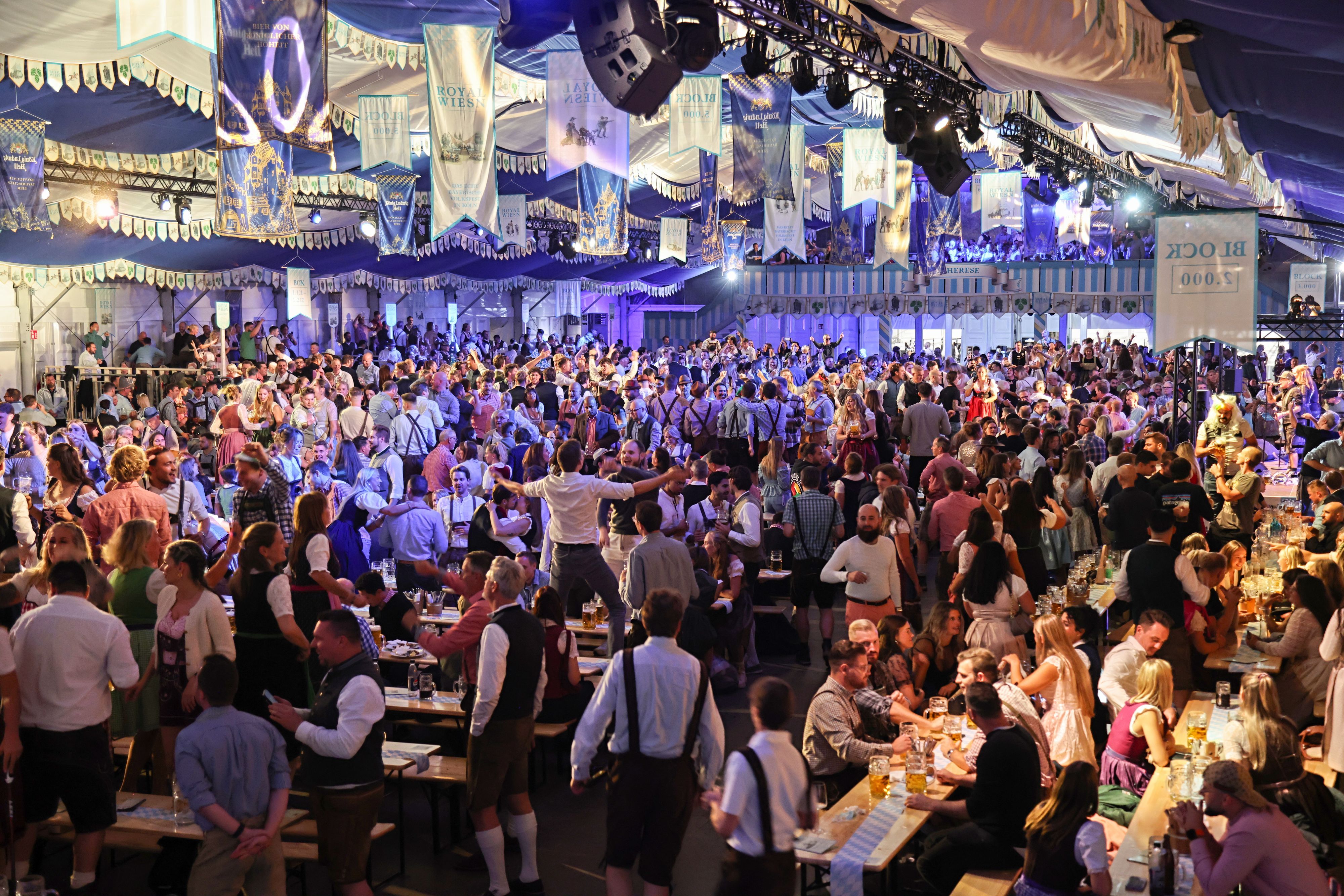 Blick ins Zelt der Royal Wiesn.