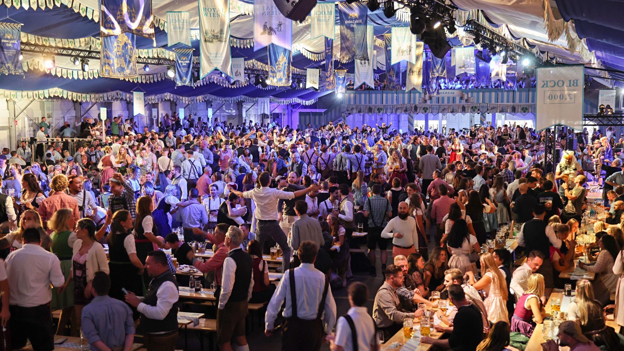 Blick ins Zelt der Royal Wiesn.