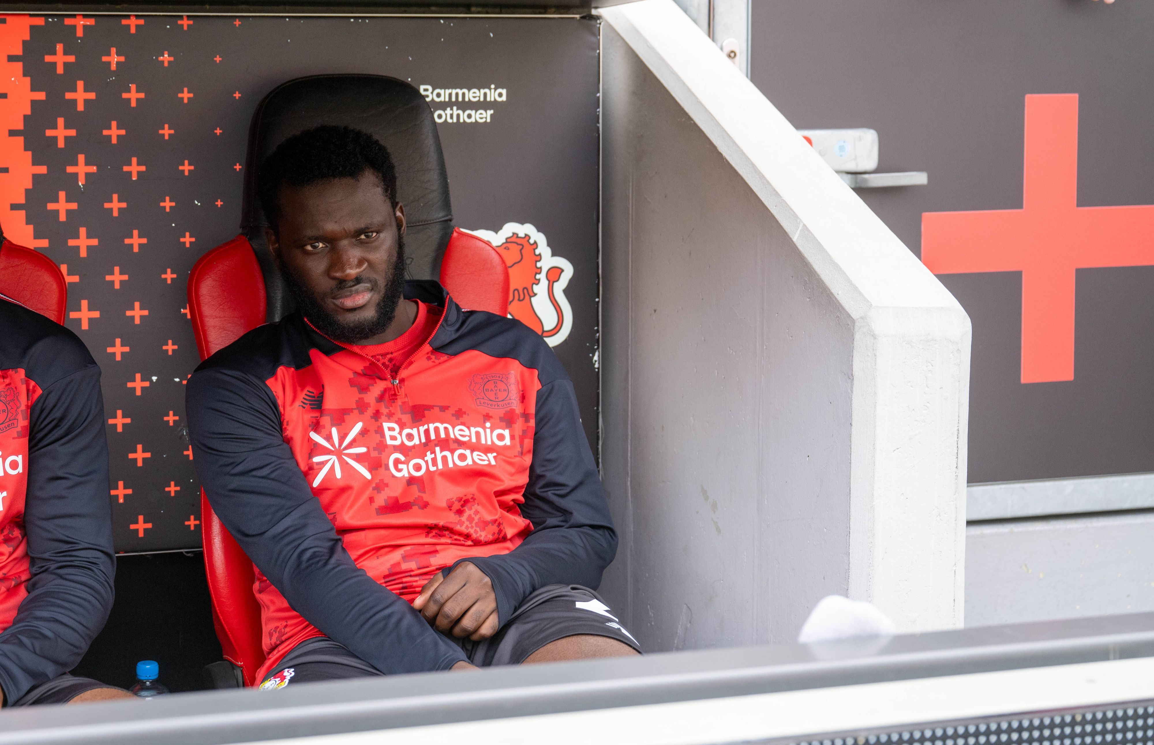 Victor Boniface sitzt bei Bayer Leverkusen auf der Bank.