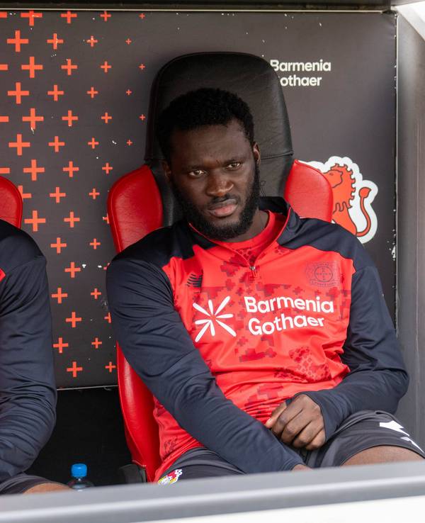 Victor Boniface sitzt bei Bayer Leverkusen auf der Bank.