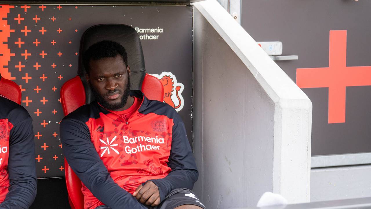 Victor Boniface sitzt bei Bayer Leverkusen auf der Bank.