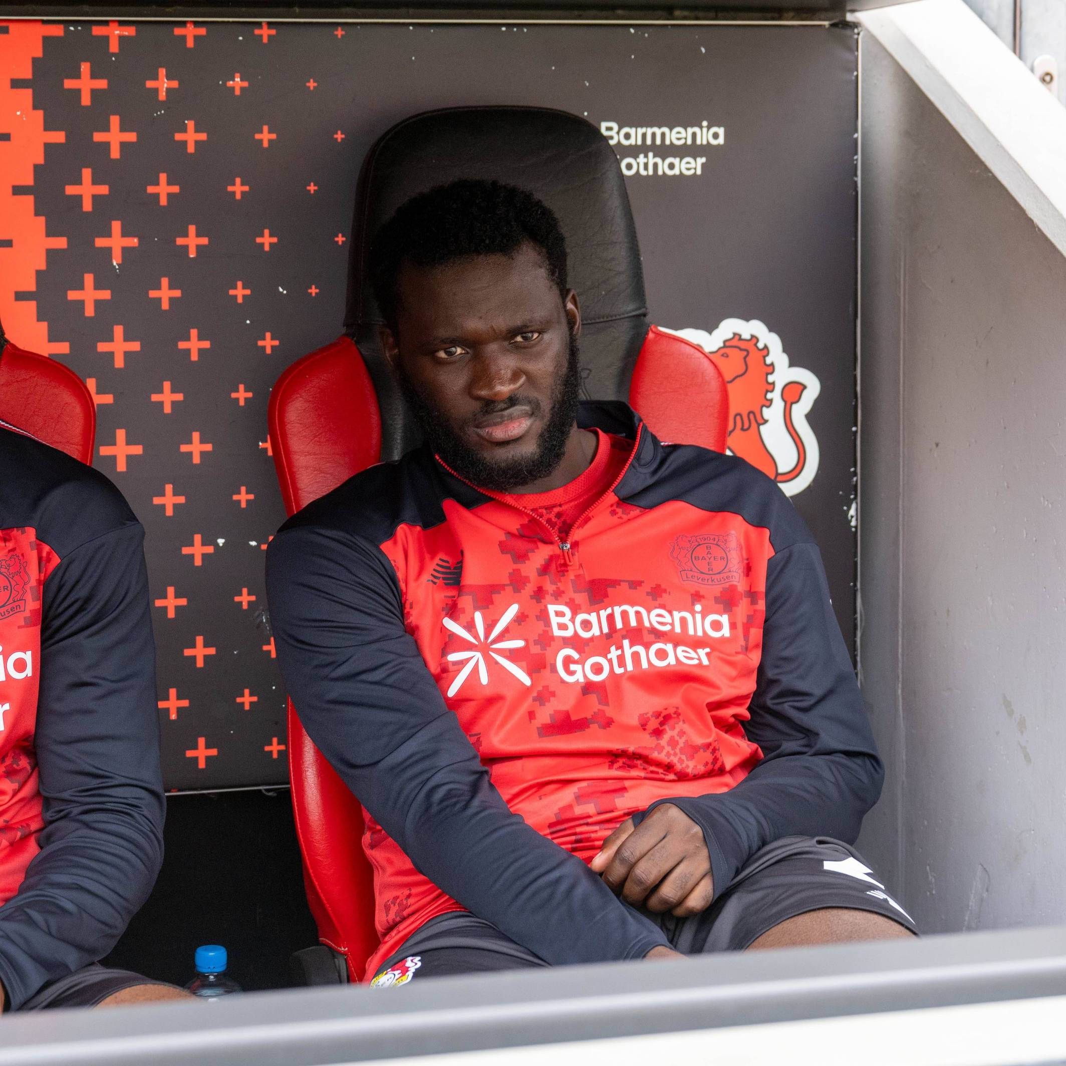Victor Boniface sitzt bei Bayer Leverkusen auf der Bank.