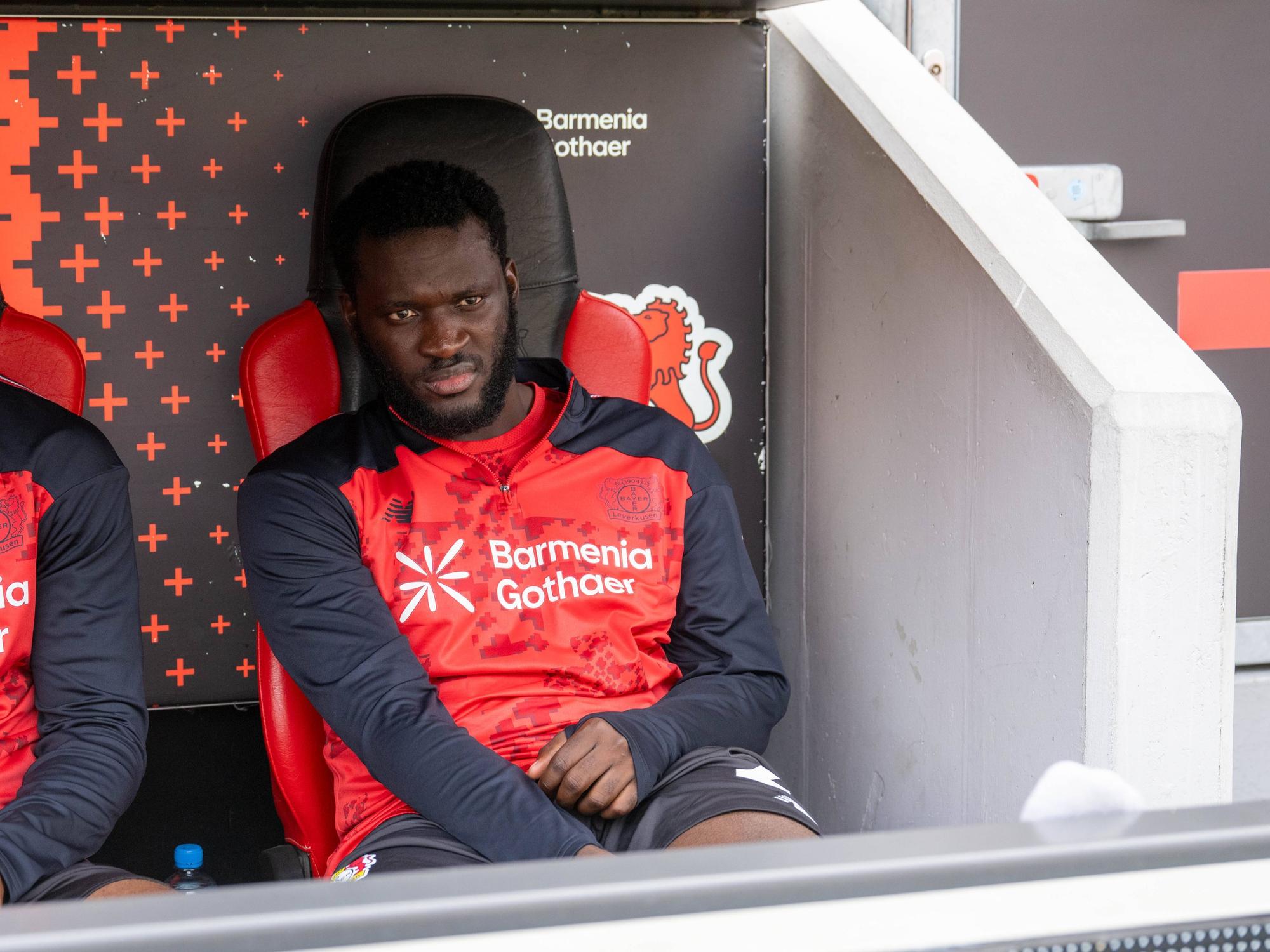Victor Boniface sitzt bei Bayer Leverkusen auf der Bank.