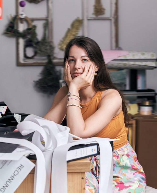 Schirin (31) hat mehr als 90.000 Euro Schulden und kämpft mit ihrem Laden ums Überleben im Einzelhandel. (Bild: ZDF/ Sarah Storch)
