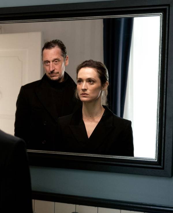Die Bestsellerautorin und der Journalist: Friederike Becht und Hans Löw liefern sich in „Die Falle“ ein Katz- und Mausspiel. Allerdings weiß man nie so genau, wer die Mausist und wer die Katze. (Bild: Netflix)