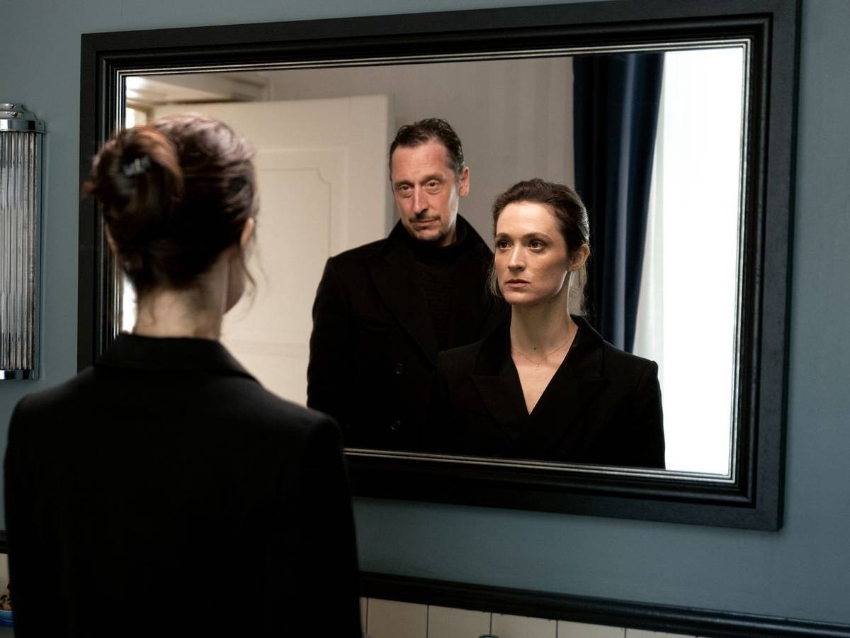 Die Bestsellerautorin und der Journalist: Friederike Becht und Hans Löw liefern sich in „Die Falle“ ein Katz- und Mausspiel. Allerdings weiß man nie so genau, wer die Mausist und wer die Katze. (Bild: Netflix)