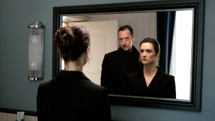 Die Bestsellerautorin und der Journalist: Friederike Becht und Hans Löw liefern sich in „Die Falle“ ein Katz- und Mausspiel. Allerdings weiß man nie so genau, wer die Mausist und wer die Katze. (Bild: Netflix)