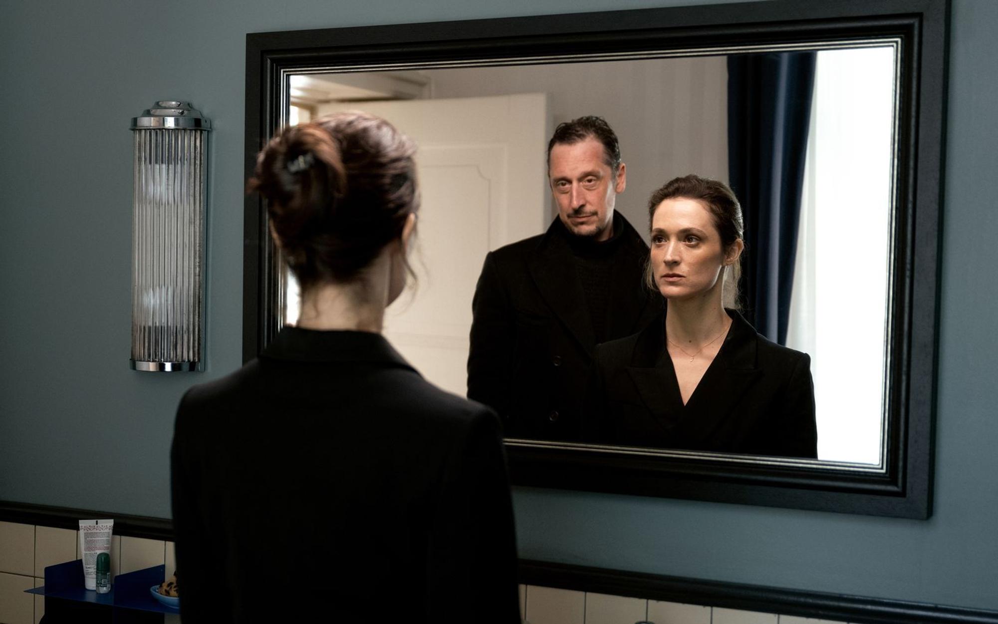 Die Bestsellerautorin und der Journalist: Friederike Becht und Hans Löw liefern sich in „Die Falle“ ein Katz- und Mausspiel. Allerdings weiß man nie so genau, wer die Mausist und wer die Katze. (Bild: Netflix)