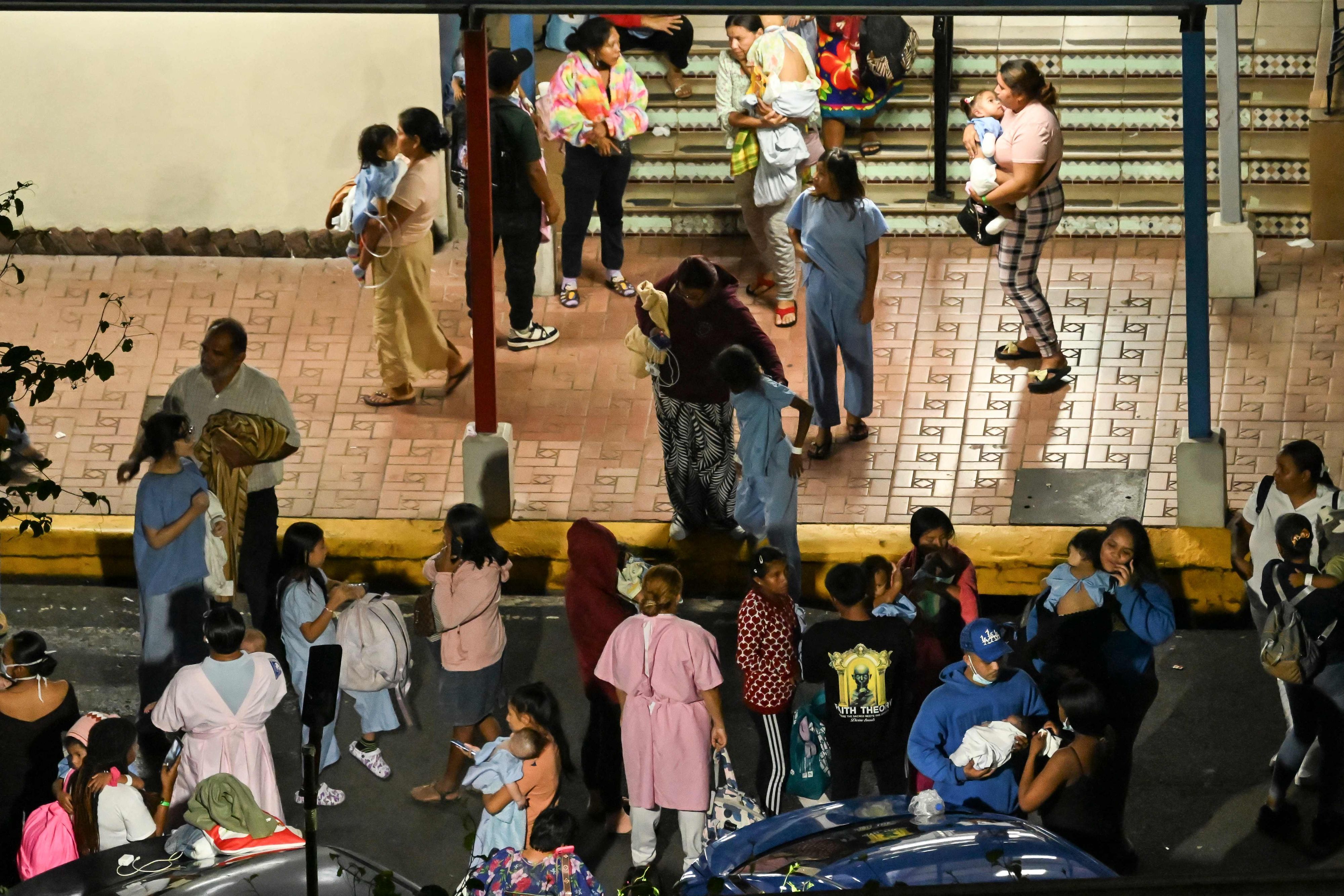 Menschen mit Babys im Arm verlassen das Kinderkrankenhaus, nachdem am 9. Oktober 2026 in Panama-Stadt nach einem Erdbeben der Stärke 7,6 ein Nachbeben der Stärke 6,0 zu spüren war.