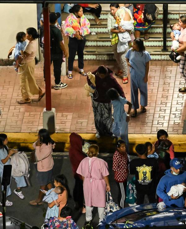 Menschen mit Babys im Arm verlassen das Kinderkrankenhaus, nachdem am 9. Oktober 2026 in Panama-Stadt nach einem Erdbeben der Stärke 7,6 ein Nachbeben der Stärke 6,0 zu spüren war.