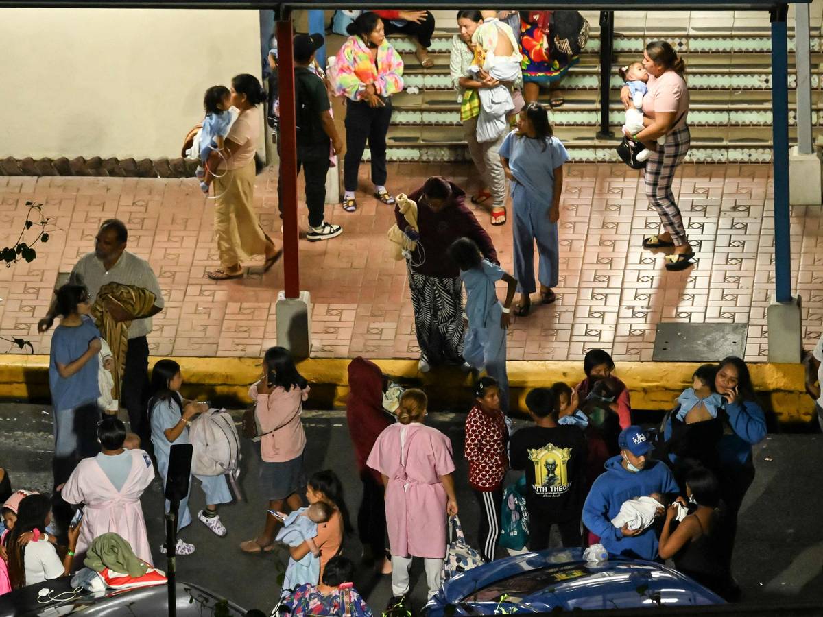 Menschen mit Babys im Arm verlassen das Kinderkrankenhaus, nachdem am 9. Oktober 2026 in Panama-Stadt nach einem Erdbeben der Stärke 7,6 ein Nachbeben der Stärke 6,0 zu spüren war.