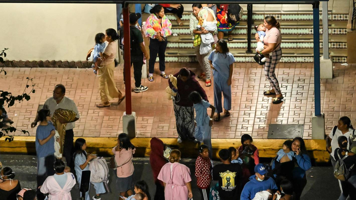 Menschen mit Babys im Arm verlassen das Kinderkrankenhaus, nachdem am 9. Oktober 2026 in Panama-Stadt nach einem Erdbeben der Stärke 7,6 ein Nachbeben der Stärke 6,0 zu spüren war.