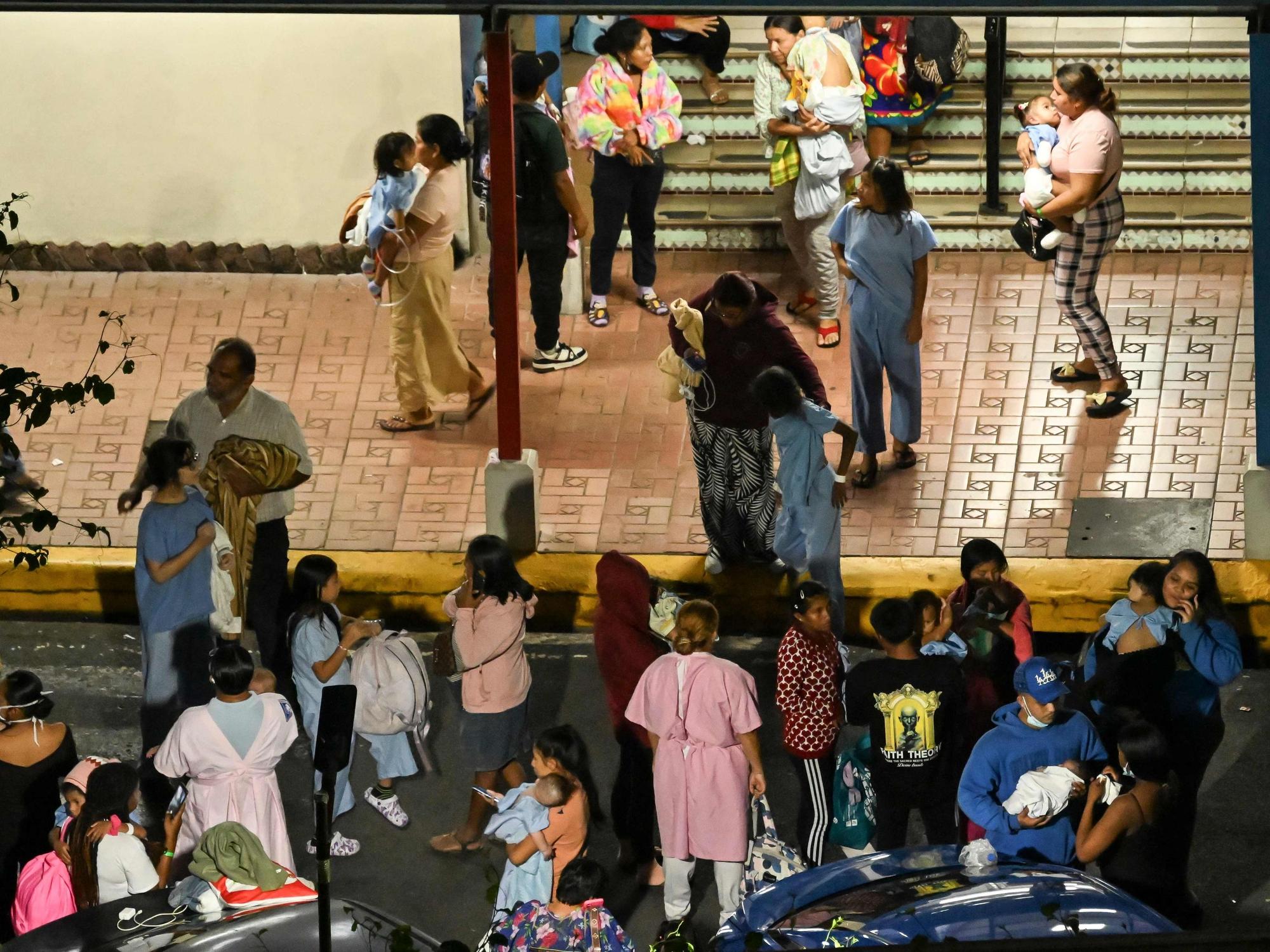 Menschen mit Babys im Arm verlassen das Kinderkrankenhaus, nachdem am 9. Oktober 2026 in Panama-Stadt nach einem Erdbeben der Stärke 7,6 ein Nachbeben der Stärke 6,0 zu spüren war.