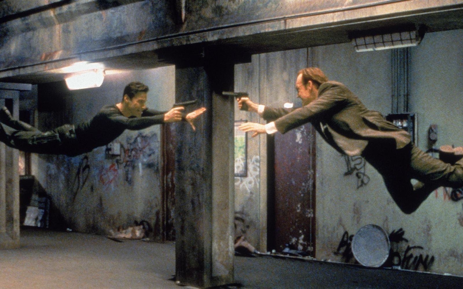 Wenn Kugeln und Menschen in Zeitlupe fliegen: Neo (Keanu Reeves, links) und Agent Smith (Hugo Weaving) kämpfen im Showdown gegeneinander. (Bild: RTL / 1999 Warner Bros. Entertainment Inc. )