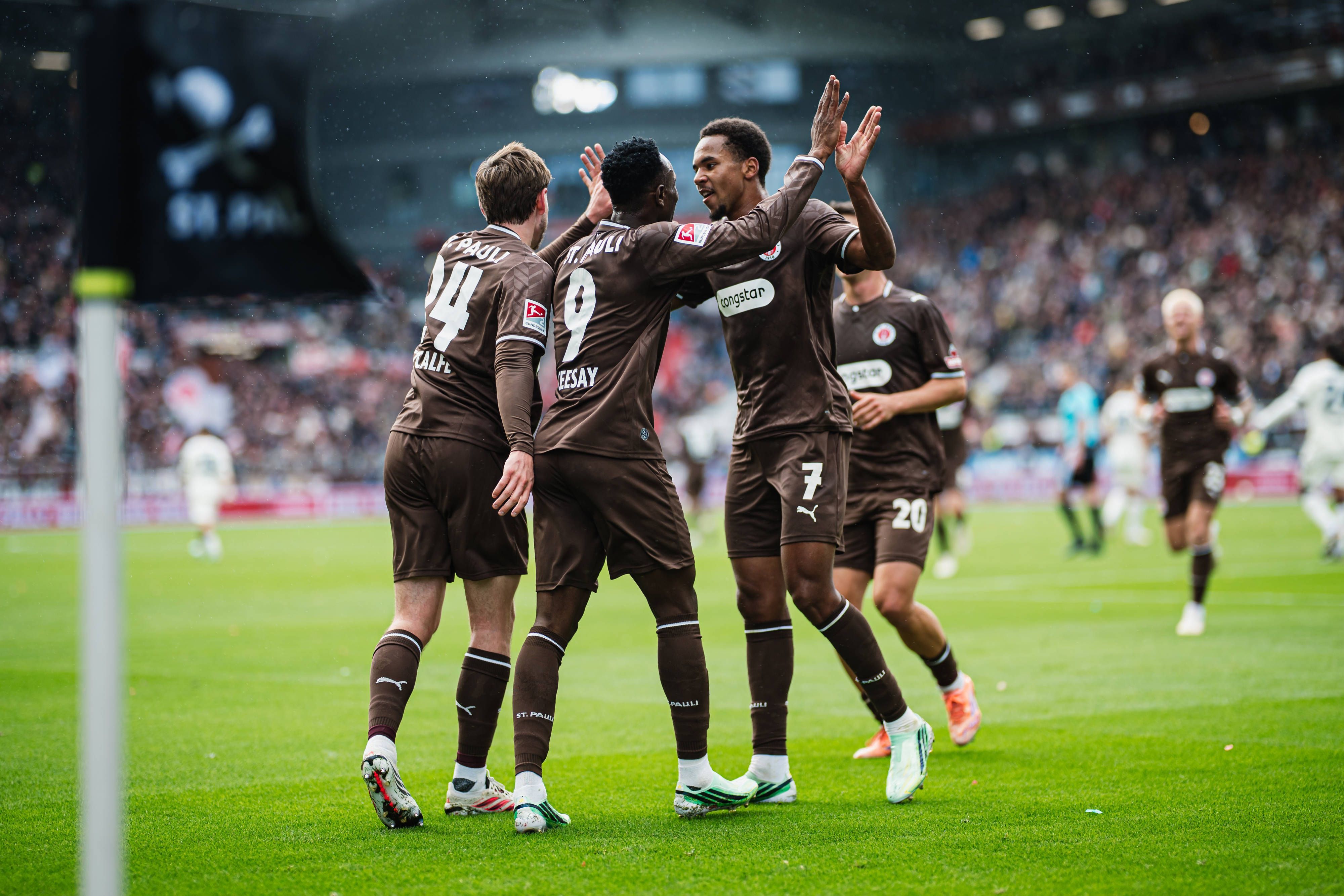 Der FC St. Pauli feierte beim 2:0 gegen den Karlsruher SC den zweiten Saisonsieg.