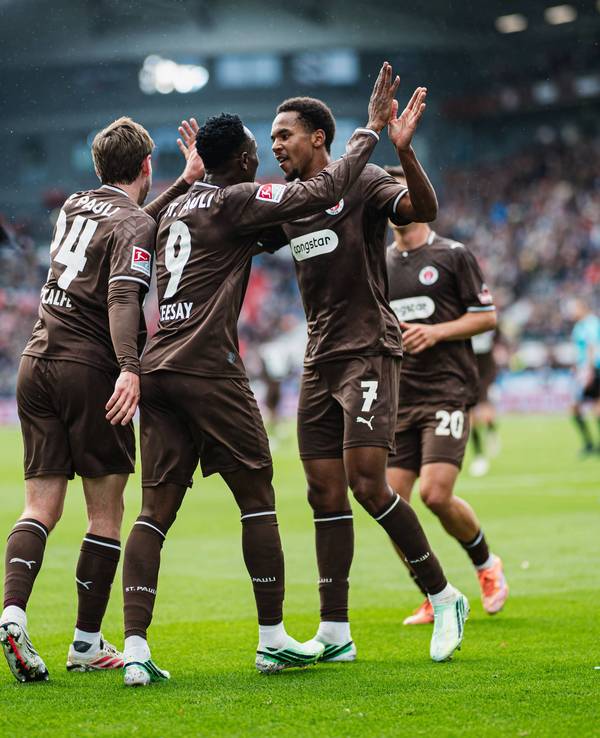 Der FC St. Pauli feierte beim 2:0 gegen den Karlsruher SC den zweiten Saisonsieg.