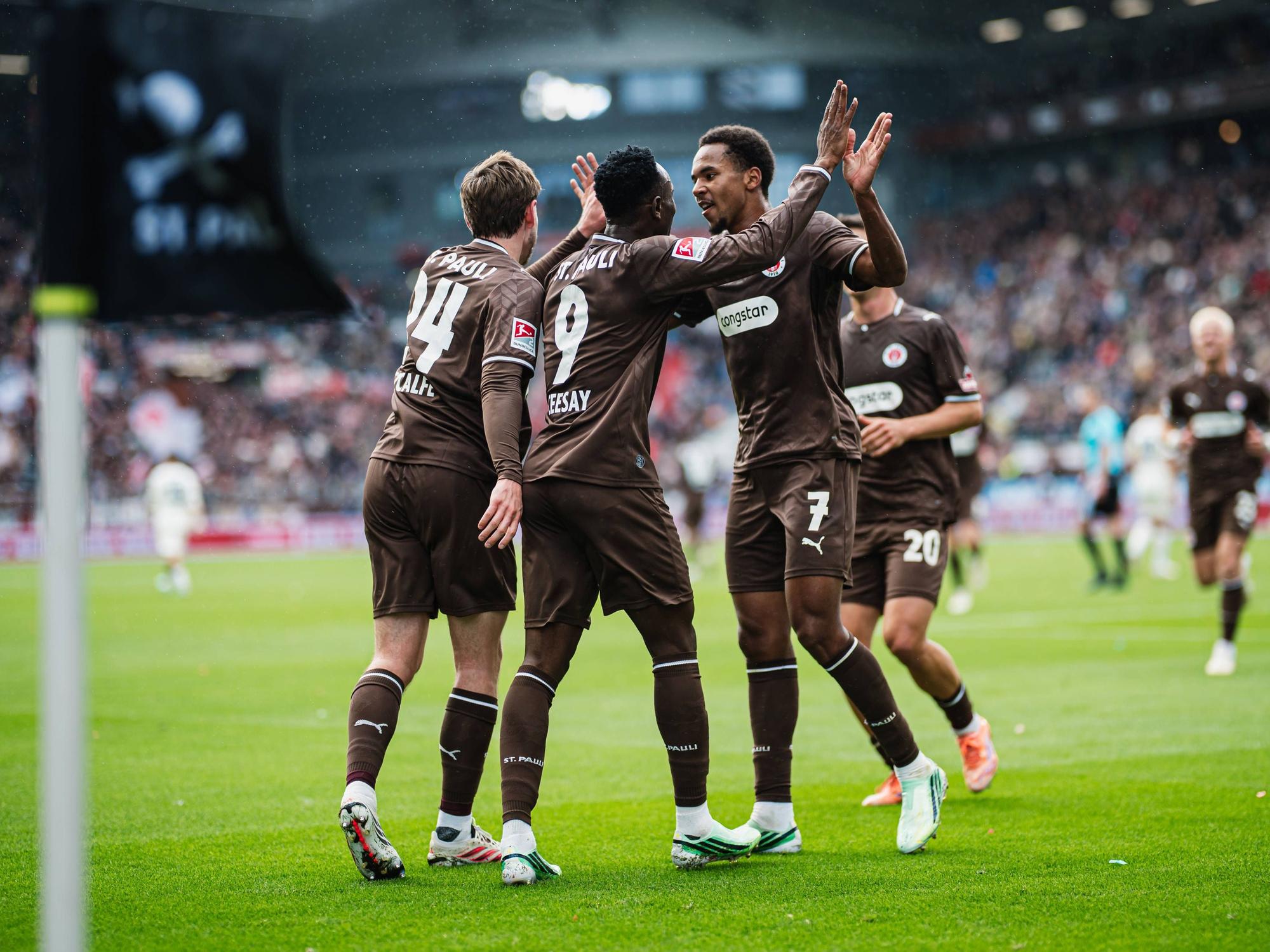 Der FC St. Pauli feierte beim 2:0 gegen den Karlsruher SC den zweiten Saisonsieg.