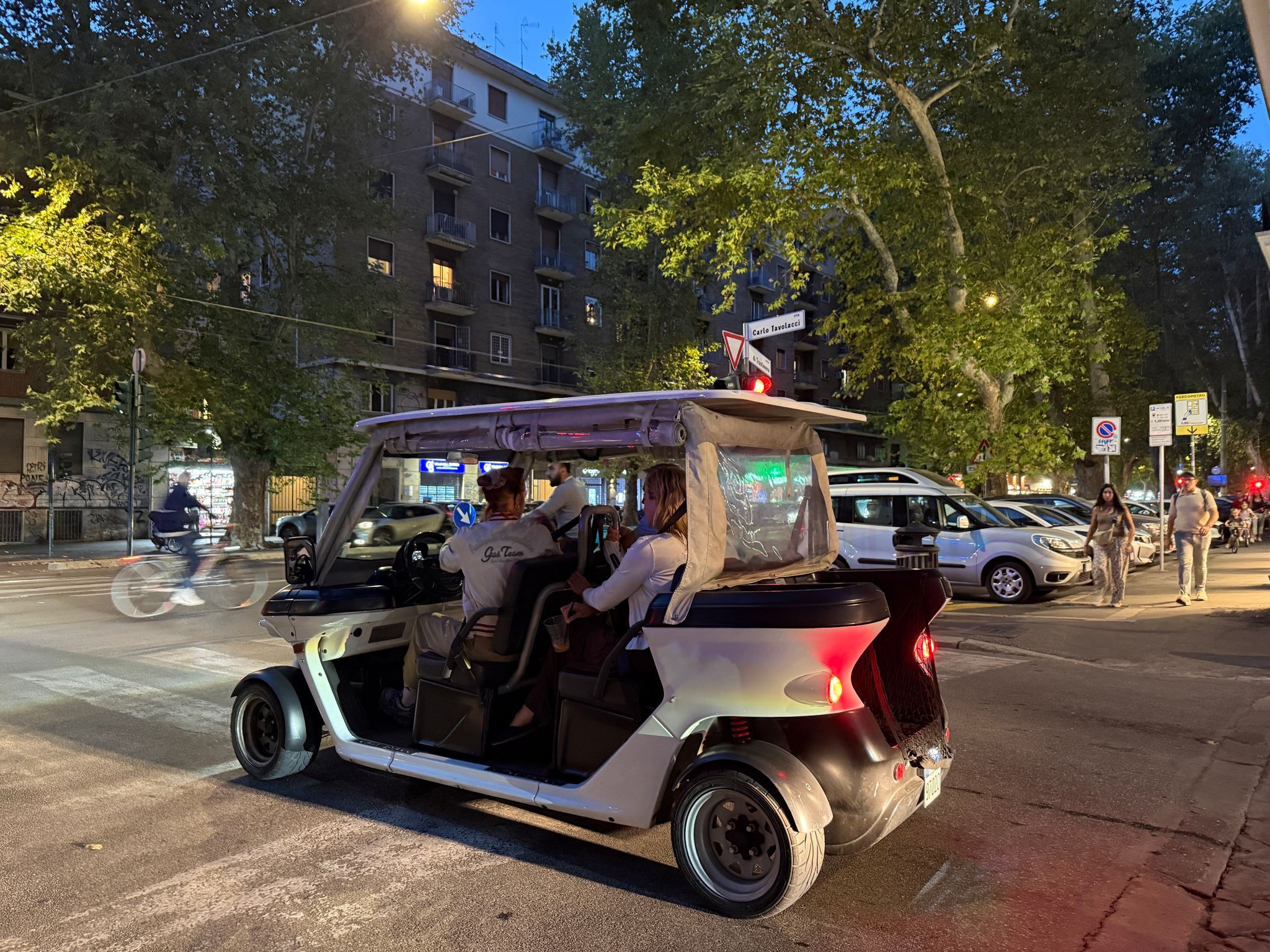 Einsatz von Golfcarts für Stadtrundfahrten in Rom