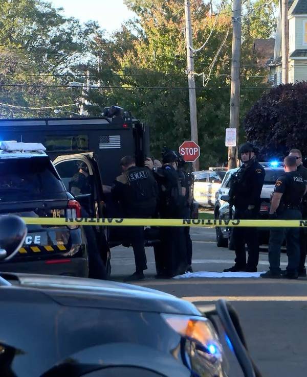 Dieses von WJET zur Verfügung gestellte Videostandbild zeigt Polizisten am Tatort. Bei einem Schussvorfall im US-Bundesstaat Pennsylvania sind mehrere Menschen ums Leben gekommen.