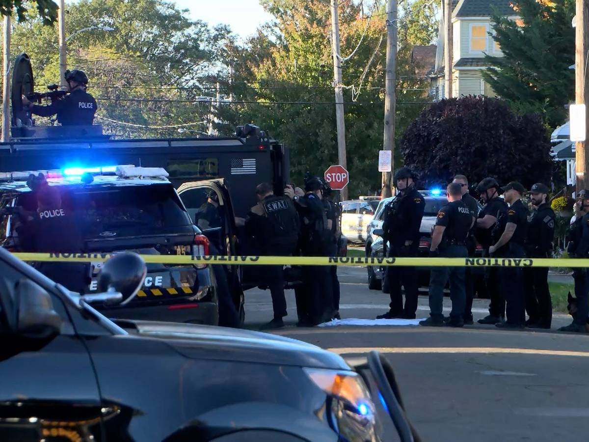 Dieses von WJET zur Verfügung gestellte Videostandbild zeigt Polizisten am Tatort. Bei einem Schussvorfall im US-Bundesstaat Pennsylvania sind mehrere Menschen ums Leben gekommen.