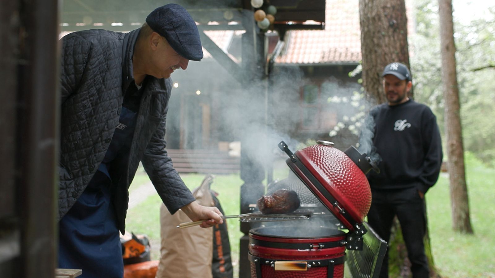 Der erste Test mit dem Brisket auf dem Grill im Basecamp gelang. Lafer war regelrecht euphorisch: „Die anderen können nach Hause fahren, wir haben schon gewonnen. Das ist Restaurant-Qualität.“  (Bild: RTL)
