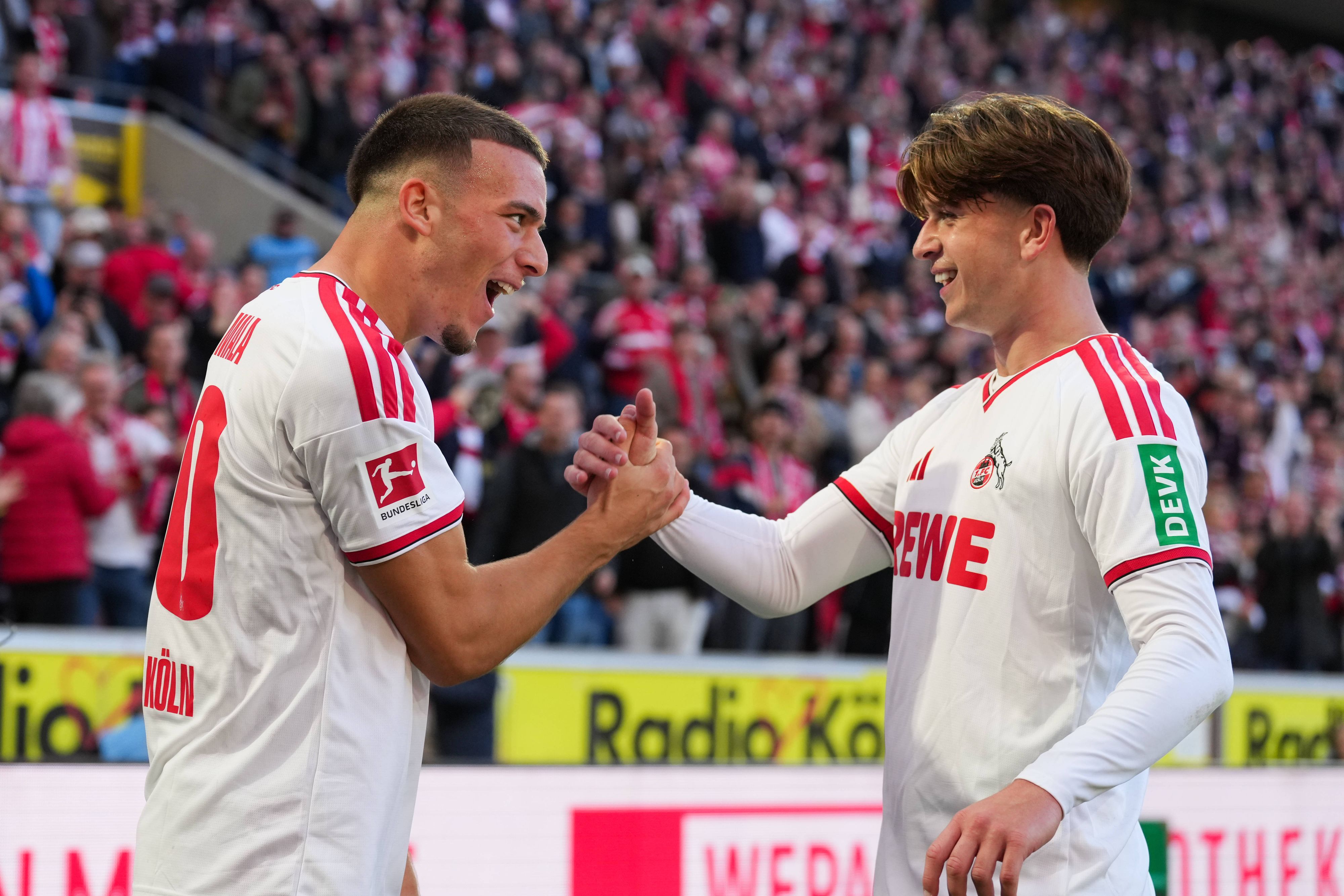 Mikey Moore jubelt mit Said El Mala nach dem 2:1 für den FC gegen Geladbach.