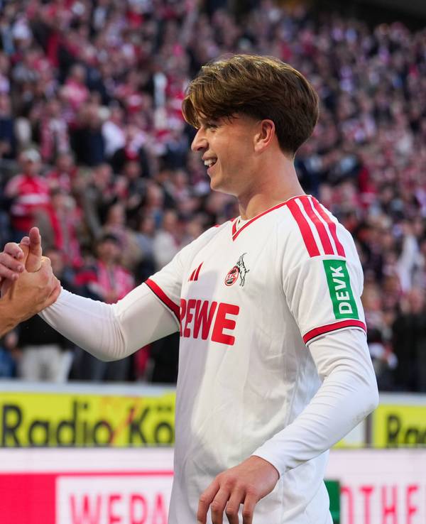 Mikey Moore jubelt mit Said El Mala nach dem 2:1 für den FC gegen Geladbach.