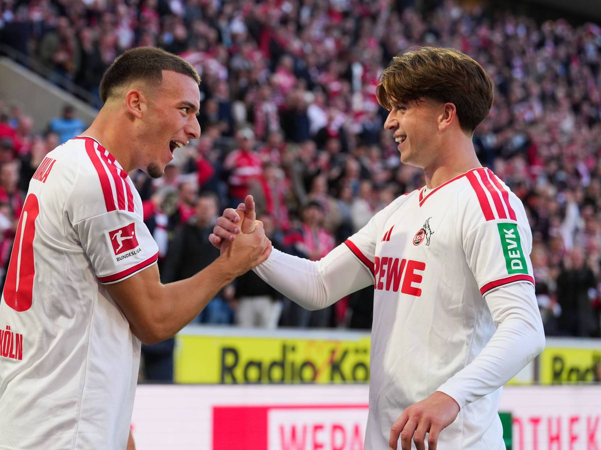 Mikey Moore jubelt mit Said El Mala nach dem 2:1 für den FC gegen Geladbach.