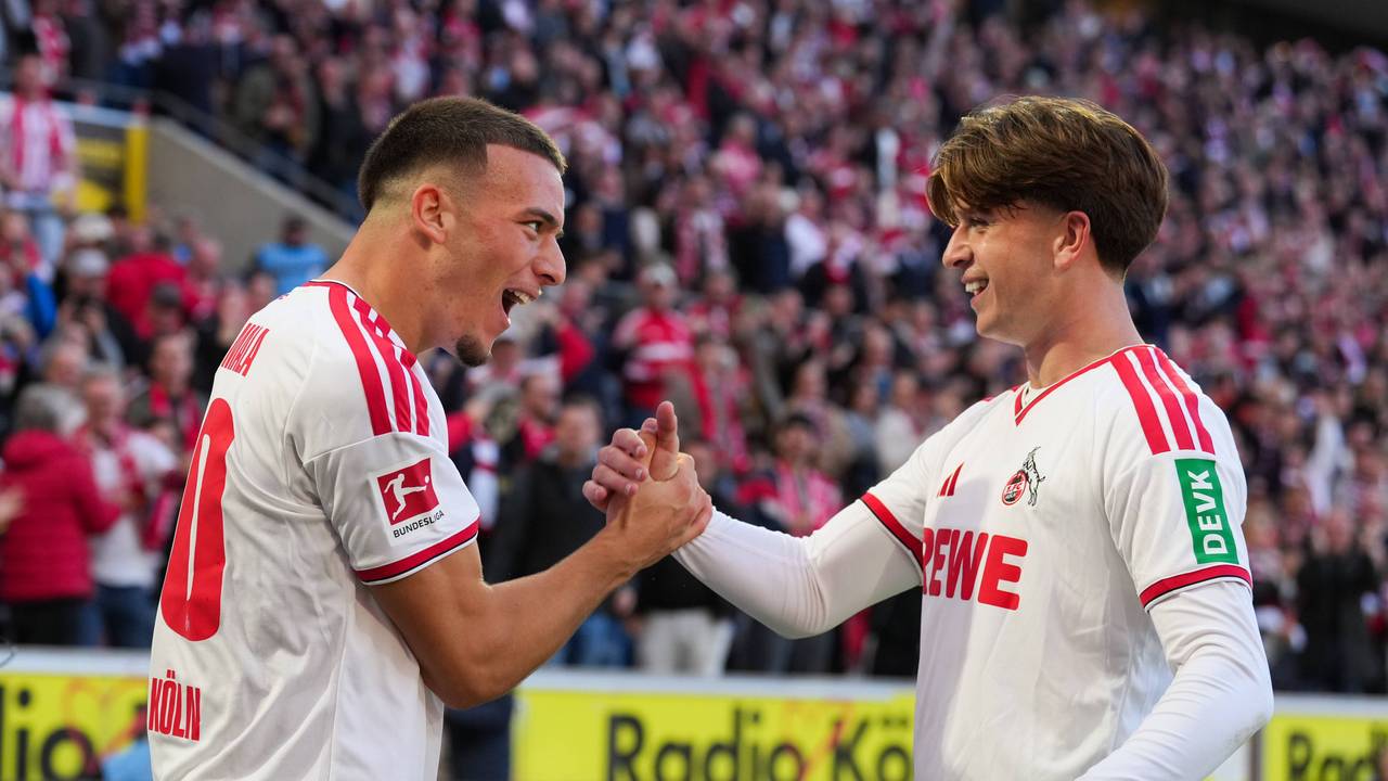 Mikey Moore jubelt mit Said El Mala nach dem 2:1 für den FC gegen Geladbach.