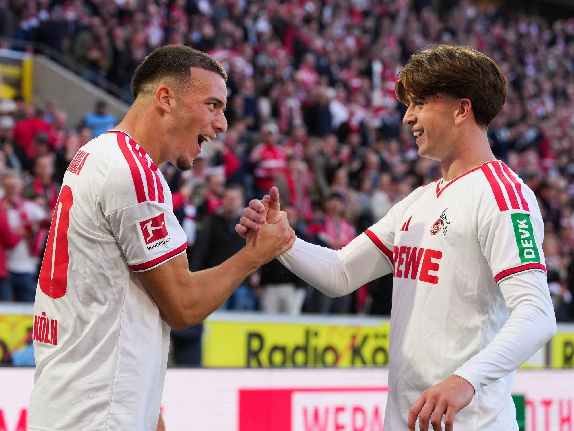 Mikey Moore jubelt mit Said El Mala nach dem 2:1 für den FC gegen Geladbach.