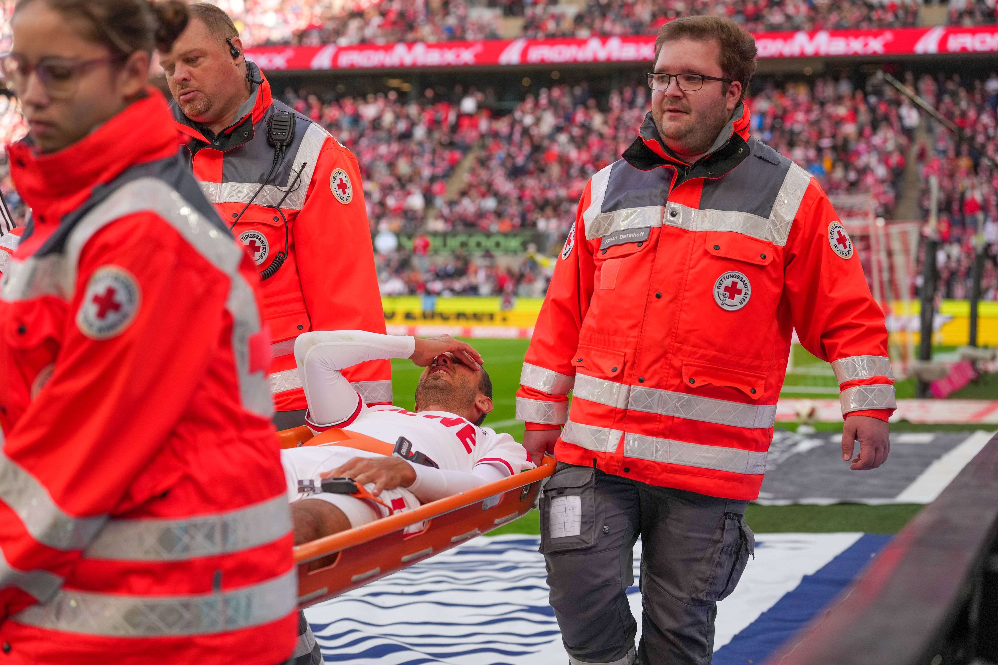 Ellyes Skhiri wird auf einer Trage vom Feld gebracht.