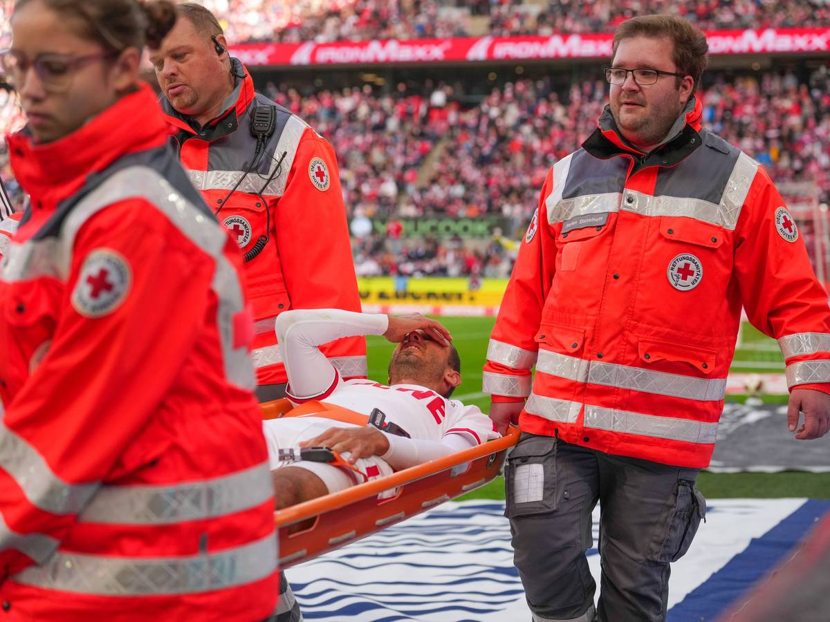 Ellyes Skhiri wird auf einer Trage vom Feld gebracht.