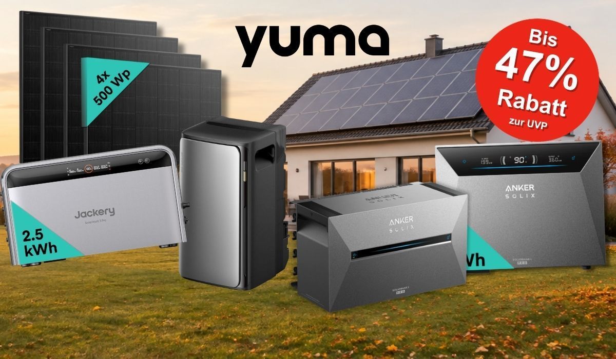 Heimspeicher von Jackery, Anker Solix, EcoFlow Modelle sowie vier Solarmodule mit je 500 Wp. Roter Button mit Hinweis auf bis zu 47 % Rabatt zur UVP. Vor Einfamilienhaus im Herbst.