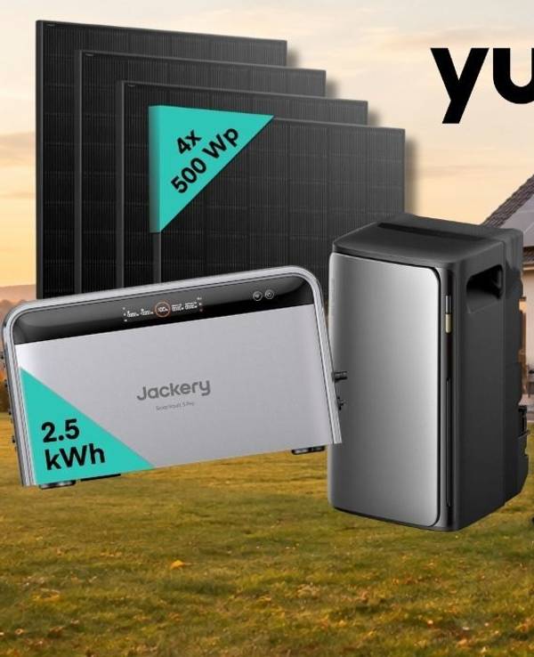 Heimspeicher von Jackery, Anker Solix, EcoFlow Modelle sowie vier Solarmodule mit je 500 Wp. Roter Button mit Hinweis auf bis zu 47 % Rabatt zur UVP. Vor Einfamilienhaus im Herbst.