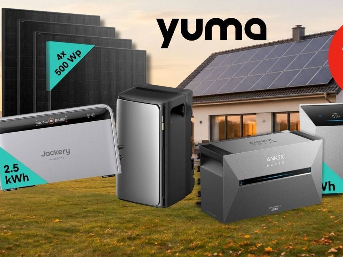 Heimspeicher von Jackery, Anker Solix, EcoFlow Modelle sowie vier Solarmodule mit je 500 Wp. Roter Button mit Hinweis auf bis zu 47 % Rabatt zur UVP. Vor Einfamilienhaus im Herbst.