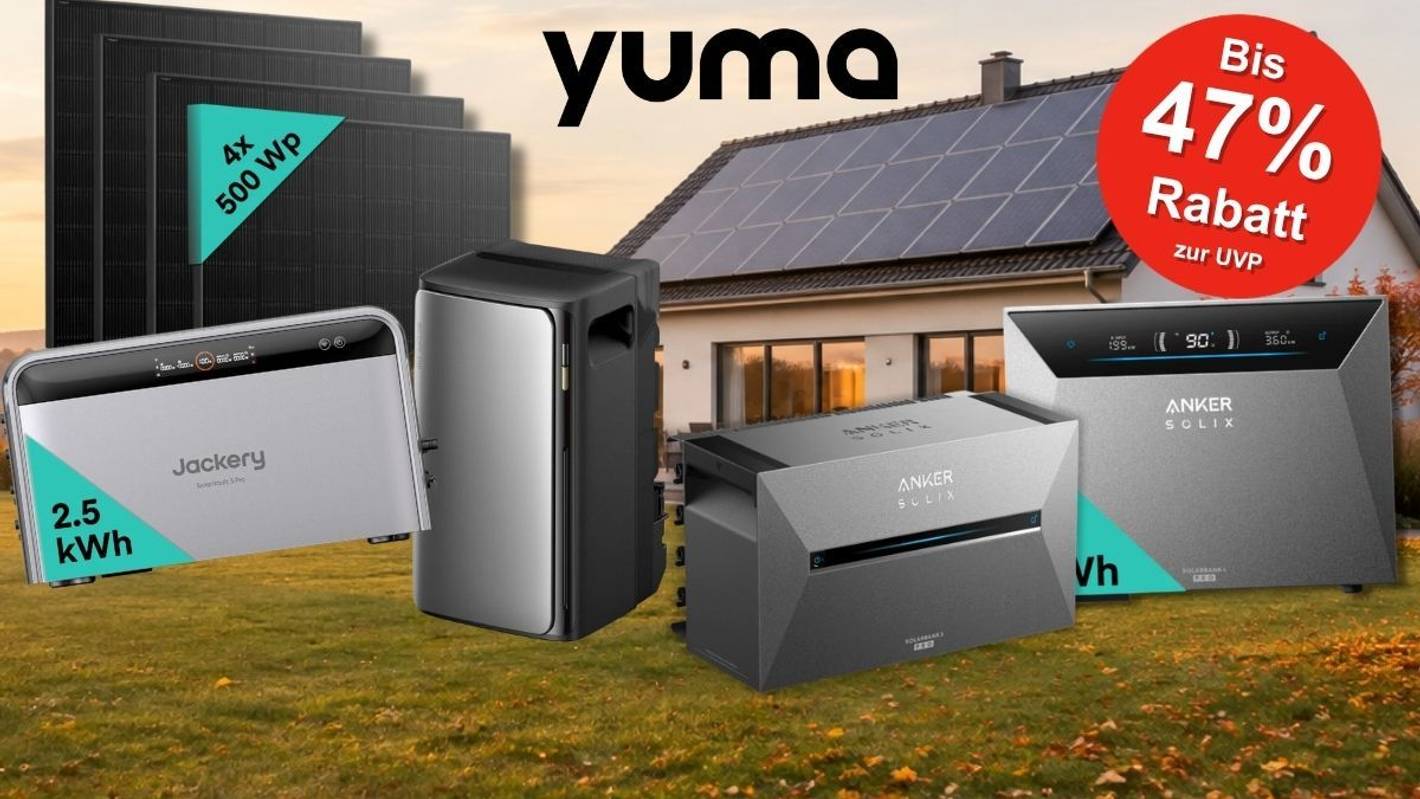 Heimspeicher von Jackery, Anker Solix, EcoFlow Modelle sowie vier Solarmodule mit je 500 Wp. Roter Button mit Hinweis auf bis zu 47 % Rabatt zur UVP. Vor Einfamilienhaus im Herbst.