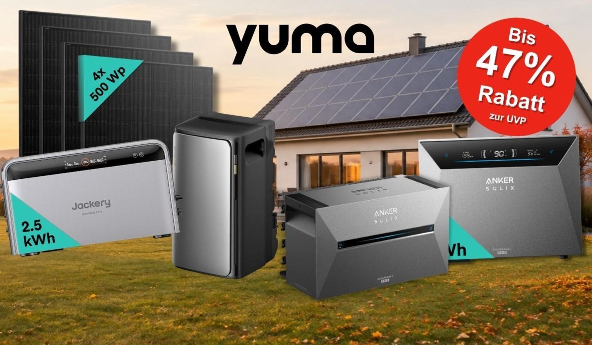 Heimspeicher von Jackery, Anker Solix, EcoFlow Modelle sowie vier Solarmodule mit je 500 Wp. Roter Button mit Hinweis auf bis zu 47 % Rabatt zur UVP. Vor Einfamilienhaus im Herbst.
