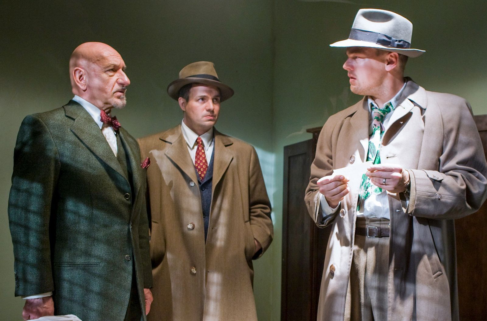 Der zwielichtige Anstaltsleiter Dr. Cawley (Ben Kingsley, links) ist Teddy Daniels (Leonardo DiCaprio, rechts) und seinem Partner Chuck Aule (Mark Ruffalo) bei den Ermittlungen nicht gerade behilflich.  (Bild: 2026 Paramount Pictures)