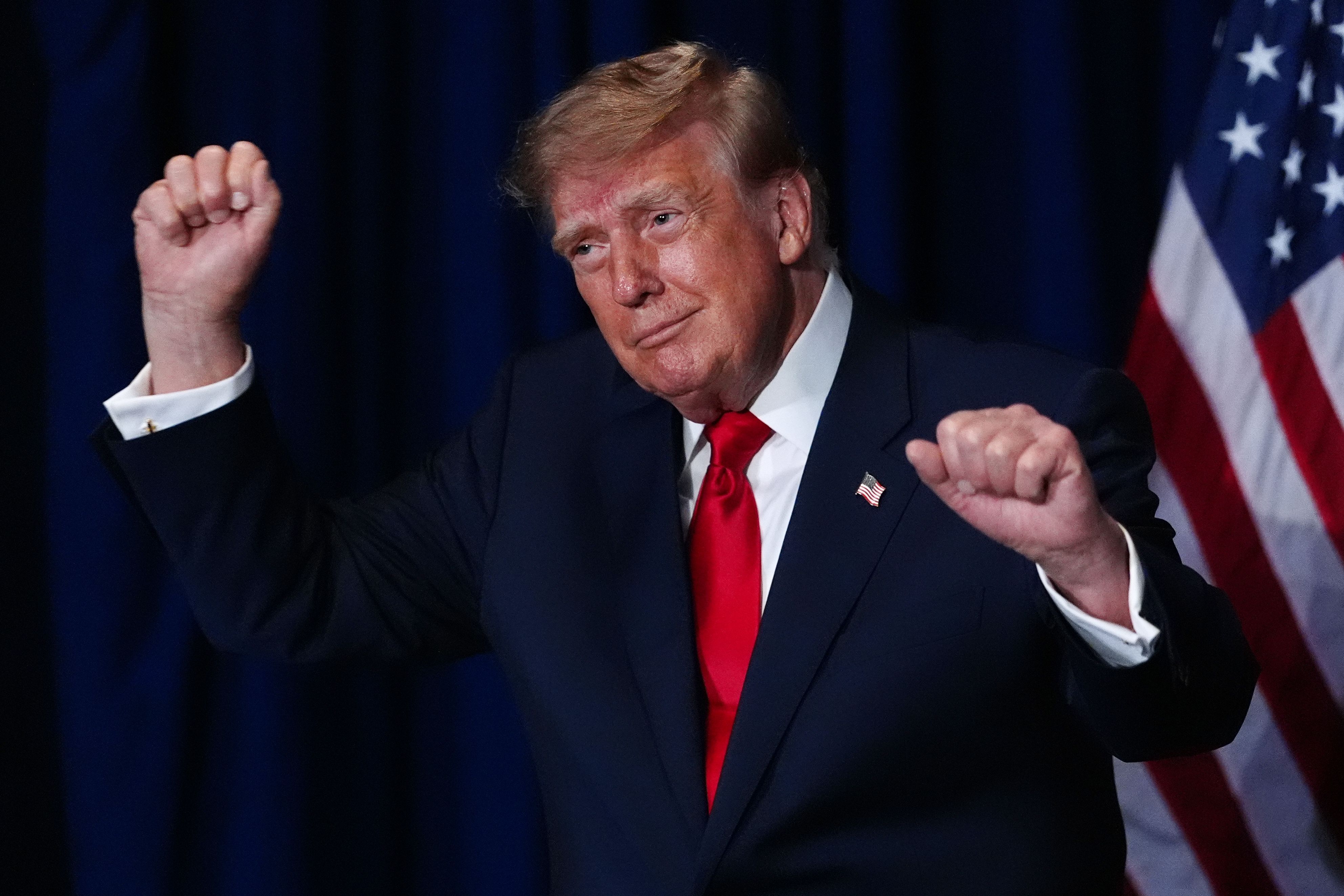 US-Präsident Donald Trump tanzt bei seinem Besuch im National Medal of Honor Museum in Texas. Der US-Präsident versucht mit grotesken Aussagen seine Basis zu mobilisieren.