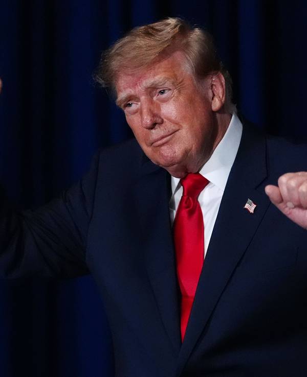 US-Präsident Donald Trump tanzt bei seinem Besuch im National Medal of Honor Museum in Texas. Der US-Präsident versucht mit grotesken Aussagen seine Basis zu mobilisieren.