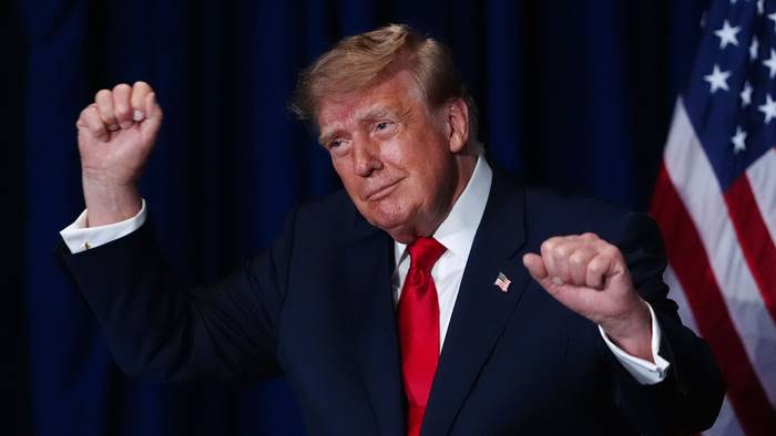 US-Präsident Donald Trump tanzt bei seinem Besuch im National Medal of Honor Museum in Texas. Der US-Präsident versucht mit grotesken Aussagen seine Basis zu mobilisieren.