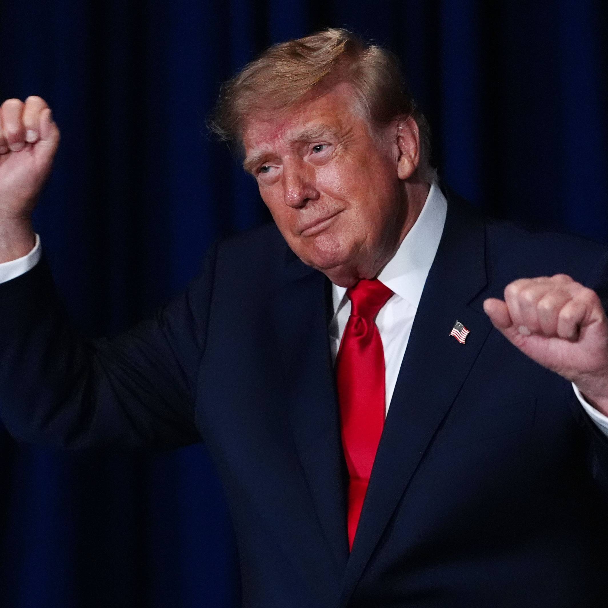 US-Präsident Donald Trump tanzt bei seinem Besuch im National Medal of Honor Museum in Texas. Der US-Präsident versucht mit grotesken Aussagen seine Basis zu mobilisieren.