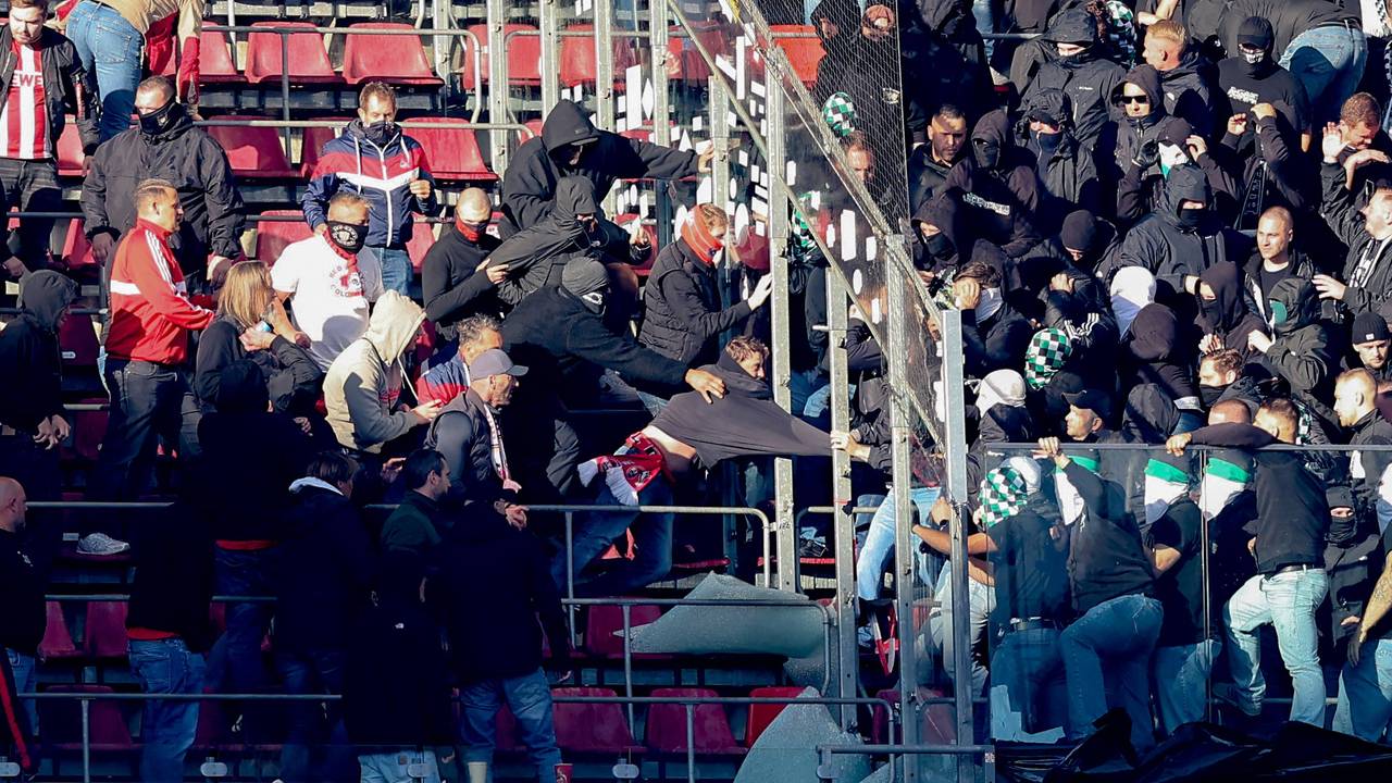 Fans vom 1. FC Köln und Borussia Mönchengladbach liefern sich Ausschreitungen.
