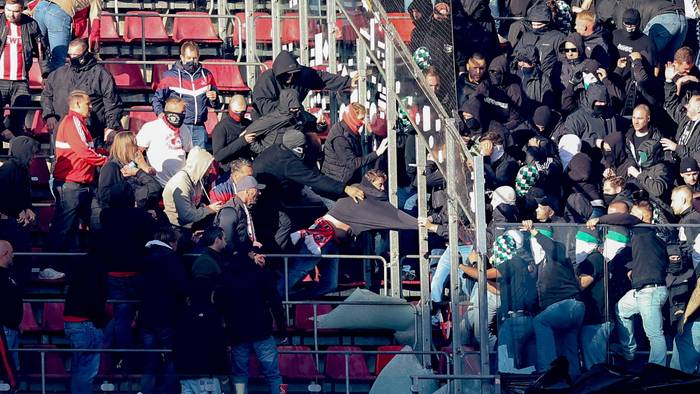 Beim Derby zwischen Köln und Gladbach kam es am 11. Oktober 2026 zu Ausschreitungen im Oberrang.