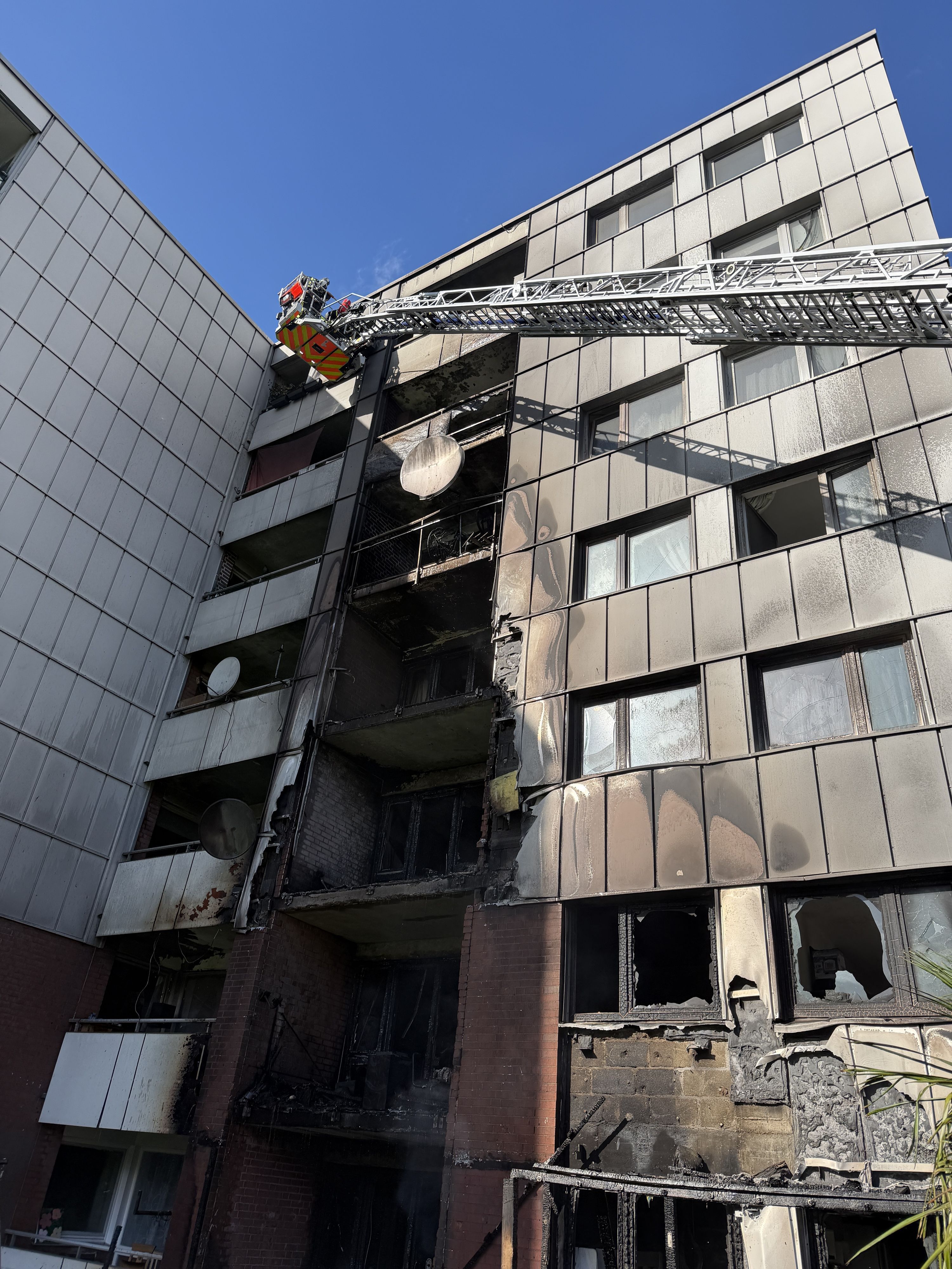 Das Feuer in Bonn hat an dem Wohnhaus erheblichen Schaden angerichtet. Drei Personen wurden leicht.