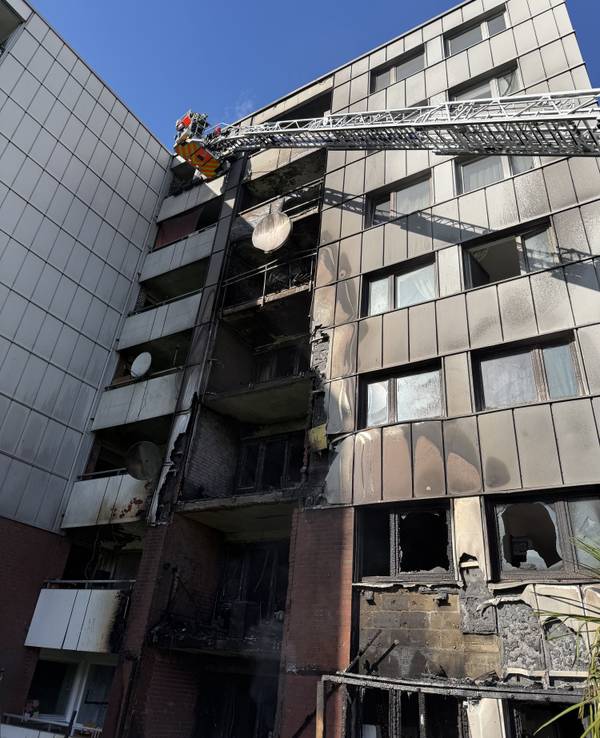 Das Feuer in Bonn hat an dem Wohnhaus erheblichen Schaden angerichtet. Drei Personen wurden leicht.