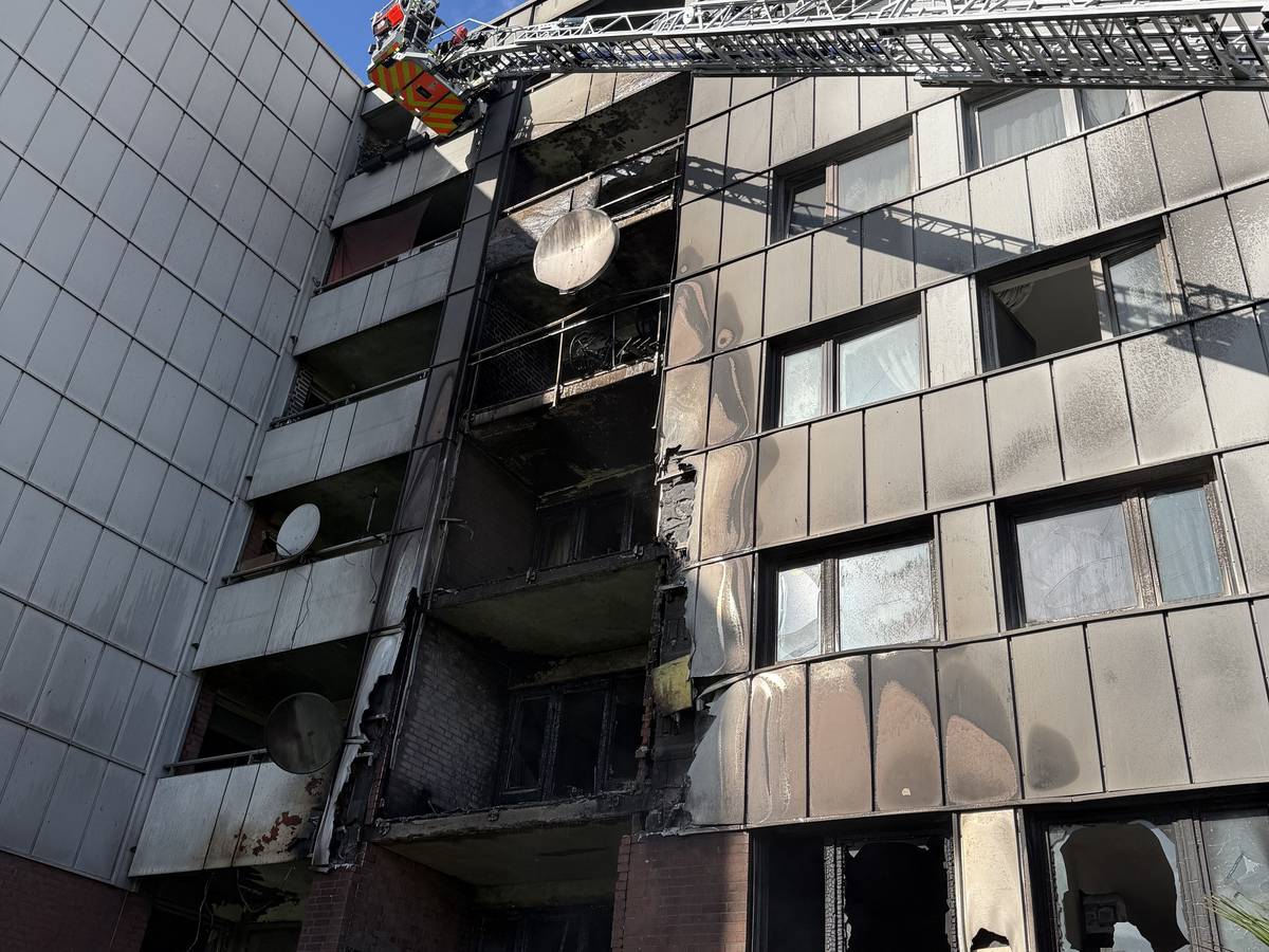 Das Feuer in Bonn hat an dem Wohnhaus erheblichen Schaden angerichtet. Drei Personen wurden leicht.